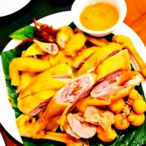 Hình ảnh Gà Ủ Muối Hoa Tiêu Nguyên Con Ôm Trứng ( Chặt Sẵn ) + Kèm 3 Hũ Sốt Chấm Muối Hoa Tiêu 