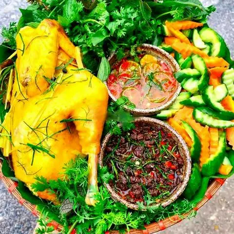 Hình ảnh Gà Ủ Muối Hoa Tiêu 1/2 Con ( Không Chặt ) + Kèm 2 Hũ Sốt Chấm Muối Hoa Tiêu