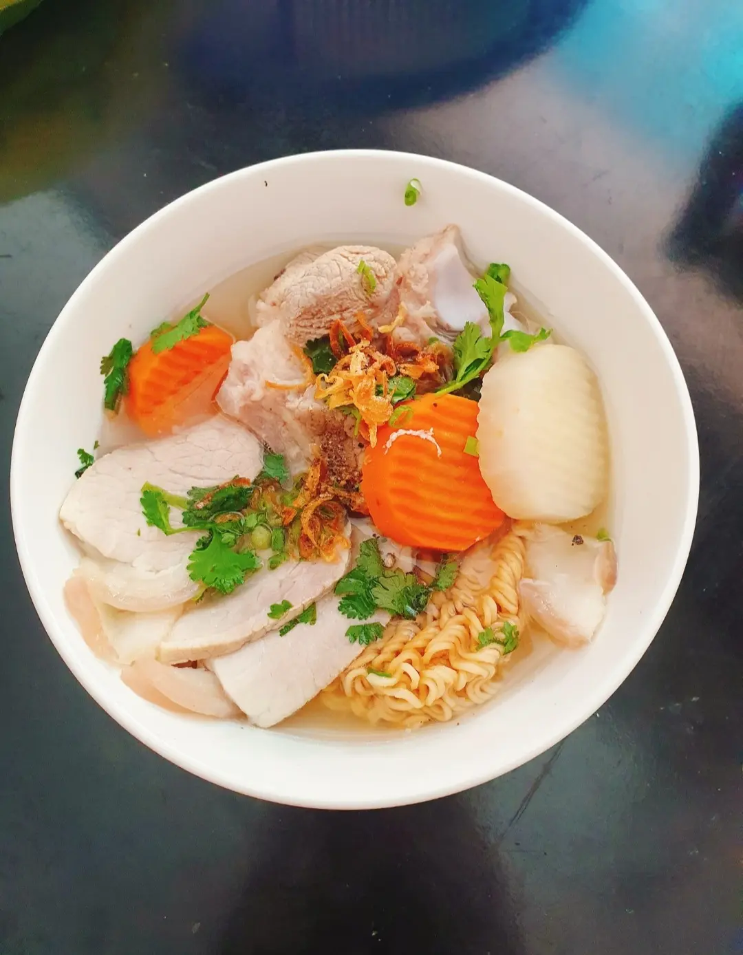 Hình ảnh Súp Mì Gói Nóng Thịt Heo