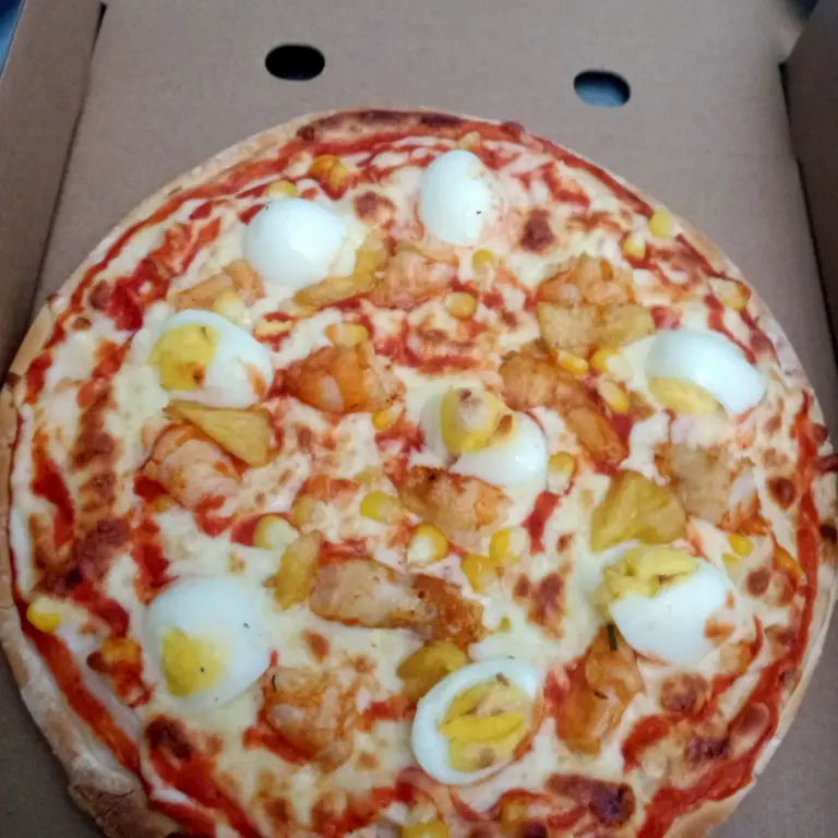 Hình ảnh Pizza xúc xích - thịt - trứng cút