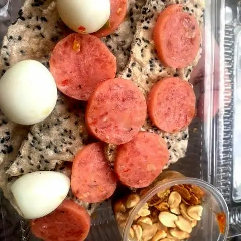 Hình ảnh Bánh đa trộn nem chua chấm sốt me bơ