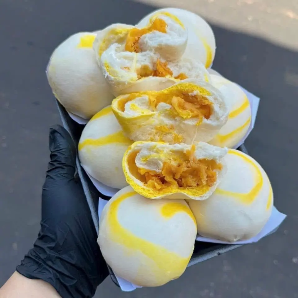 Hình ảnh Bánh bao gà sợi trứng muối phô mai kéo sợi