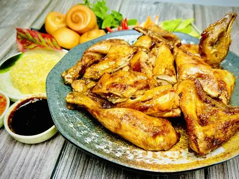 Hình ảnh Combo Gia đình 2: 2 gà + 15 bánh bao + 4 coca