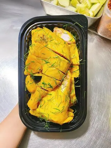 Hình ảnh Gà Ủ Muối 1/2 Con Chặt Sẵn (1 khay)