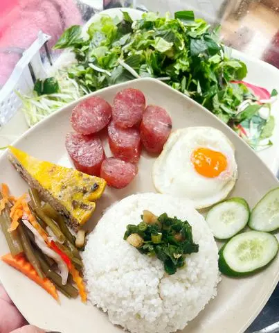 Hình ảnh cơm lạp xưởng,trứng chả 