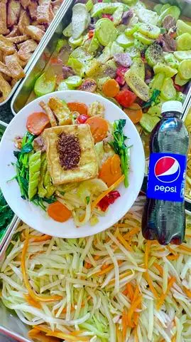 Hình ảnh Cơm chay thập cẩm - đậu hũ chiên sả - một chai pepsi