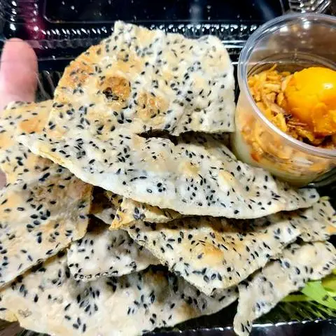 Hình ảnh Bánh đa chấm sốt bơ dầm trứng muối