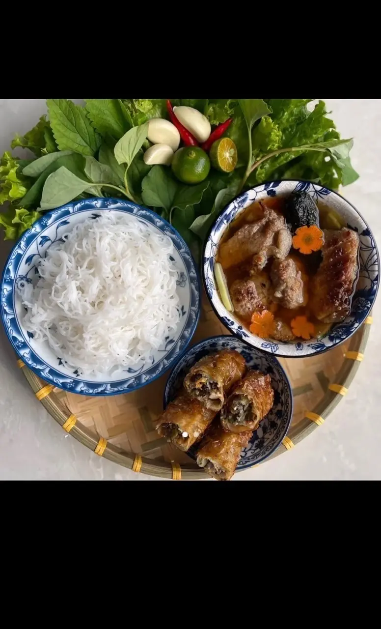 Hình ảnh Bún chả đặc biệt + nước ép cà rốt