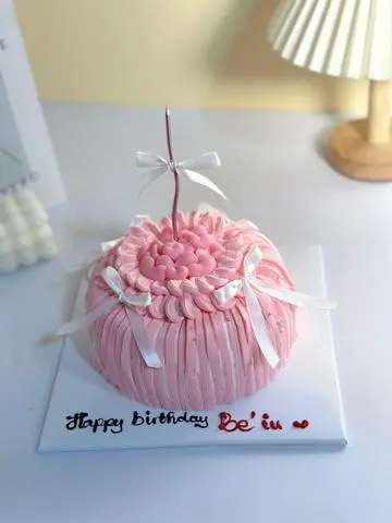 Hình ảnh Bánh kem size 15cm - Mẫu bánh nữ