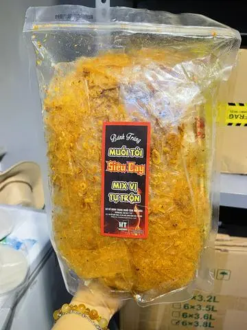 Hình ảnh Bánh tráng muối tỏi siêu cay/ túi 500gr