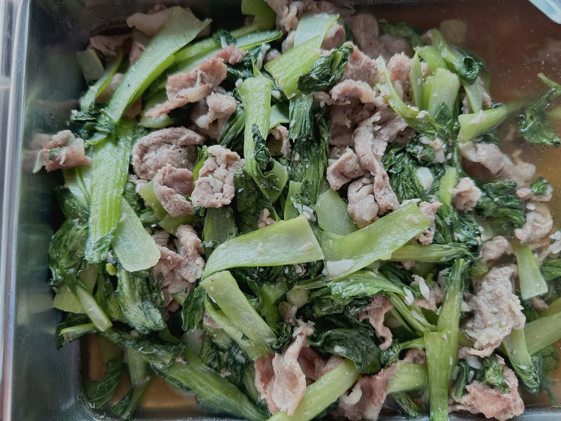 Hình ảnh Cơm Thịt Heo Xào Cải Thìa