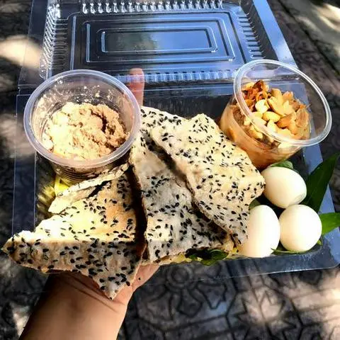 Hình ảnh Bánh đa trộn pate sốt me bơ trứng cút lòng đào