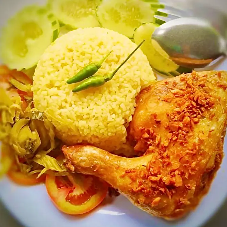 Hình ảnh Cơm gà xối mỡ - Đùi lớn - Kèm canh rong biển