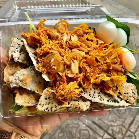 Hình ảnh Bánh đa trộn các loại khô sốt me bơ trứng cút lòng đào