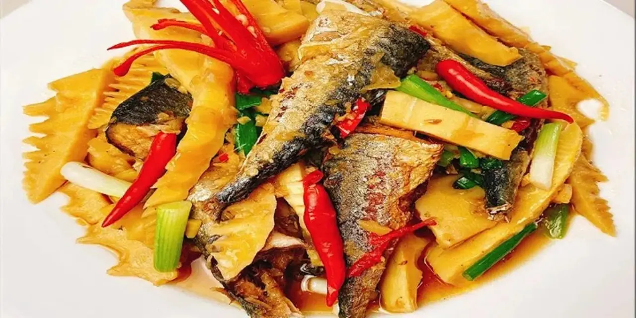 Hình ảnh Cơm Cá nục om măng