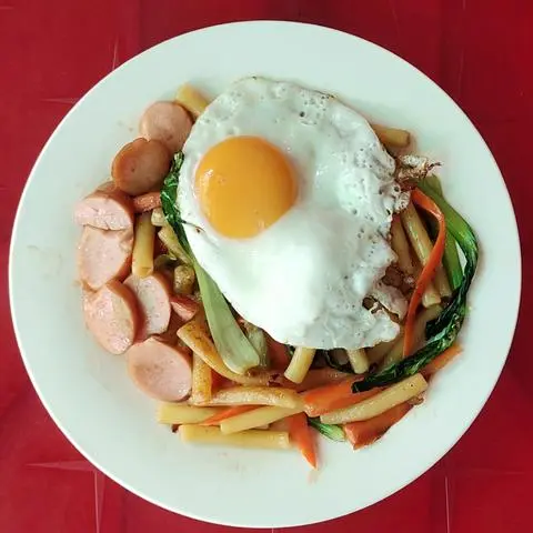 Hình ảnh Nui xào trứng - xúc xích