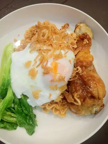 Hình ảnh Mì trộn gà trứng trần
