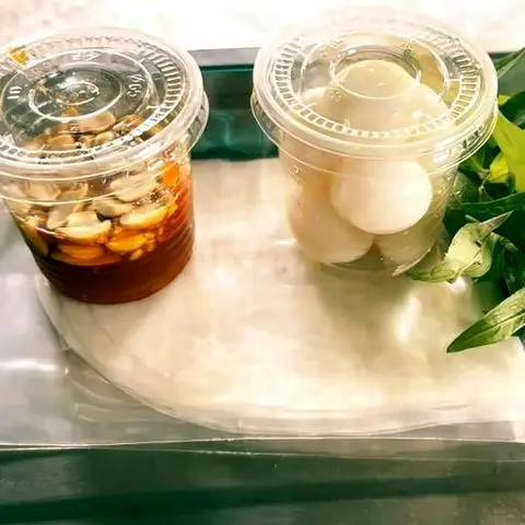 Hình ảnh Bánh tráng chấm sốt thái trứng cút lòng đào