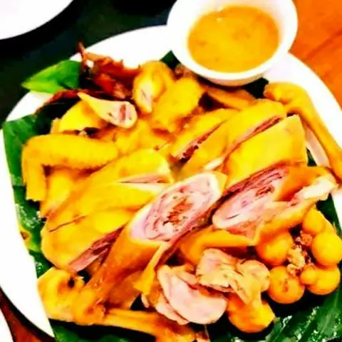 Hình ảnh ComBo 2 Con Gà Ủ Muối Hoa Tiêu Nguyên Con ( Chặt Sẵn ) + Kèm 6 Hũ Sốt Chấm Muối Hoa Tiêu + Tặng 1 Chai Nước Tự Chọn