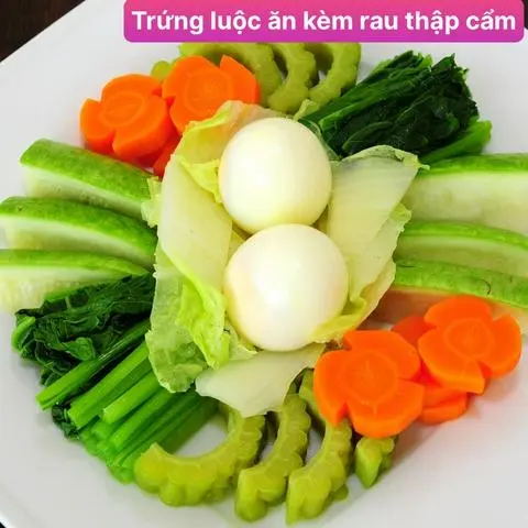 Hình ảnh Trứng luộc ăn kèm rau luộc thập cẩm