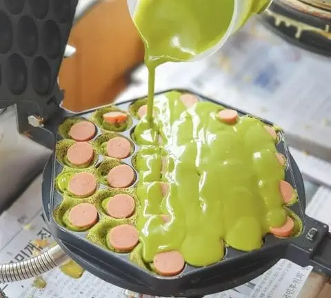 Hình ảnh Bánh trứng gà non matcha full xúc xích