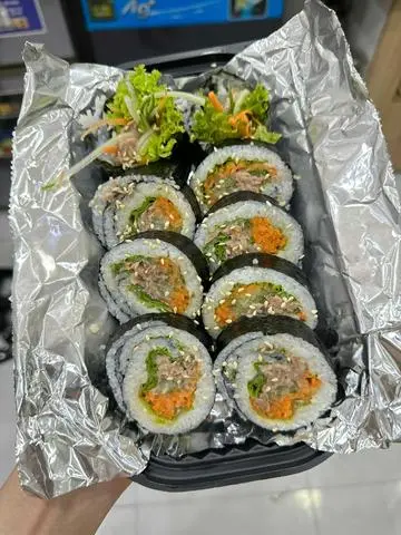 Hình ảnh kimbap cá ngừ sốt mayo