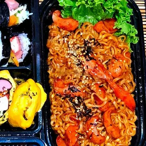 Hình ảnh Mì cay xúc xích chiên