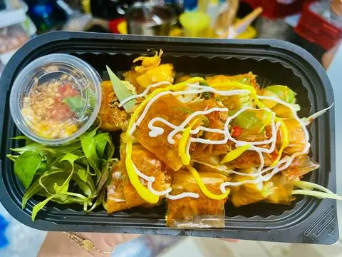 Hình ảnh Bánh tráng cuốn trứng chấm bơ me