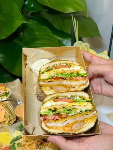 Hình ảnh Sandwich heo chiên phô mai - trứng chiên
