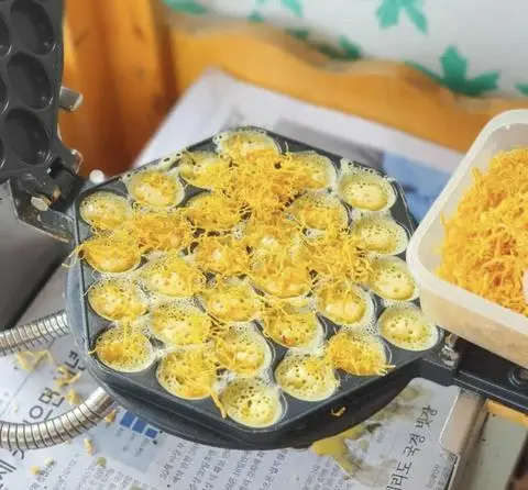 Hình ảnh Bánh trứng gà non truyền thống full chà bông
