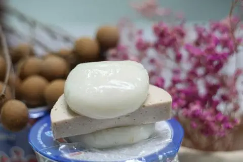 Hình ảnh Bánh Dày kẹp chả lụa 