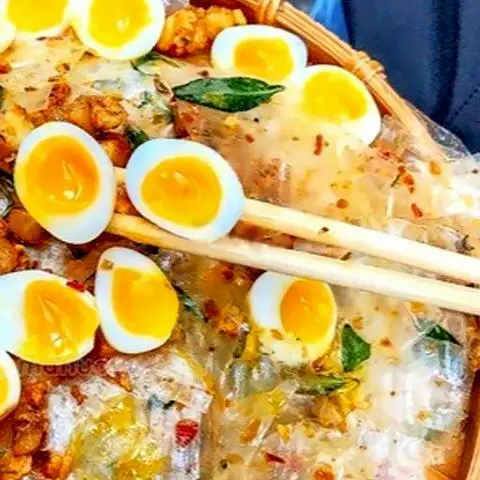 Hình ảnh Bánh tráng chấm sốt bơ me trứng cút lòng đào