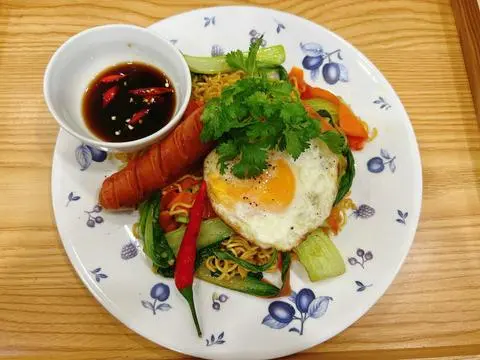 Hình ảnh mì xào trứng xúc xích 