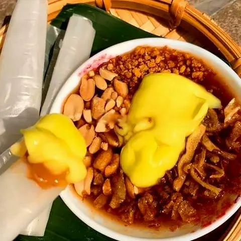 Hình ảnh Bánh tráng chấm sốt bơ tắc trứng cút lòng đào