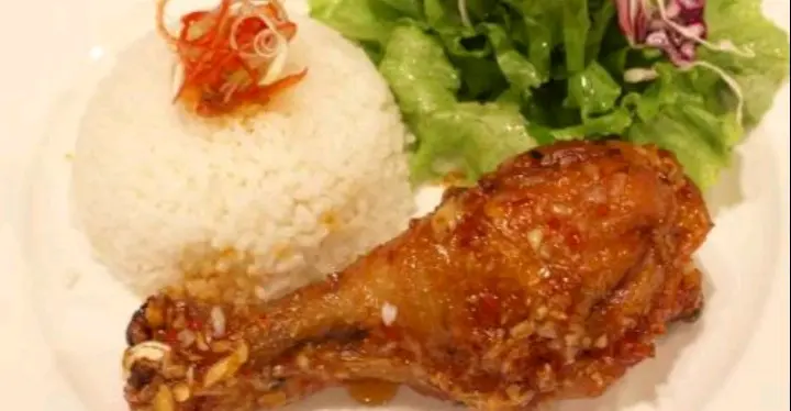 Hình ảnh Cơm đùi gà chiên  mắm da giòn