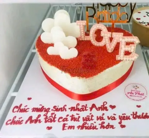 Hình ảnh Bánh Kem Tiramisu trái tim phủ red velvet gắn LOVE 20cm