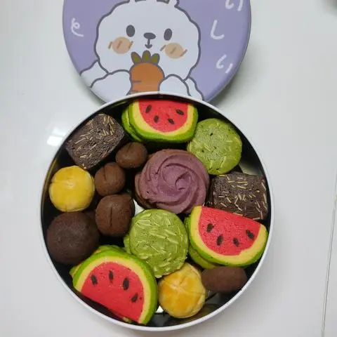 Hình ảnh Cookie hộp thiếc 7 vị  ( hộp thỏ tím tròn lớn )