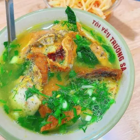 Hình ảnh Bánh đa đỏ cá - chả
