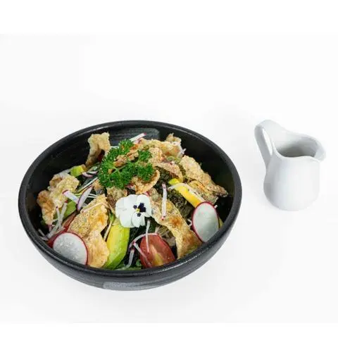 Hình ảnh salmon skin furai salad - salad da cá hồi chiên giòn