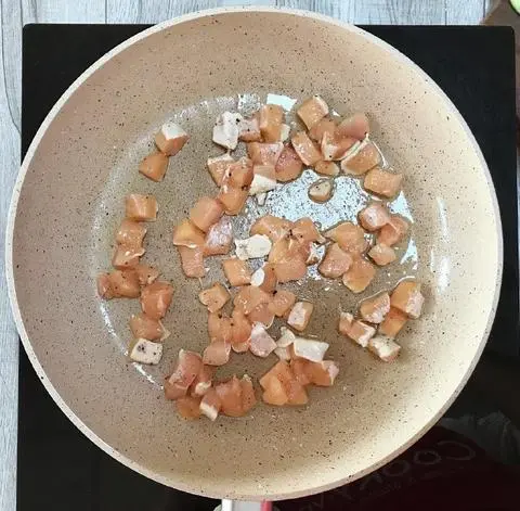 Hình ảnh Thêm ức gà cắt lựu 