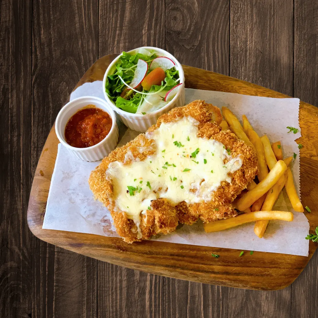 Hình ảnh Chicken schnitzel with salad and chips