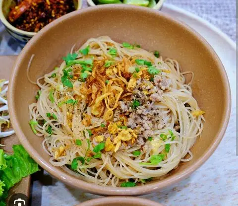 Hình ảnh Hủ tiếu mì khô xương hoặc giò