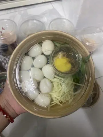 Hình ảnh Trứng cút lòng đào chấm mỡ hành muối  bơ 