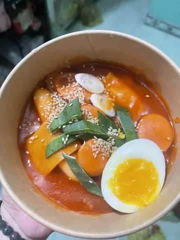 Hình ảnh tokboki truyền thống ( chả cá + xúc xích + trứng )