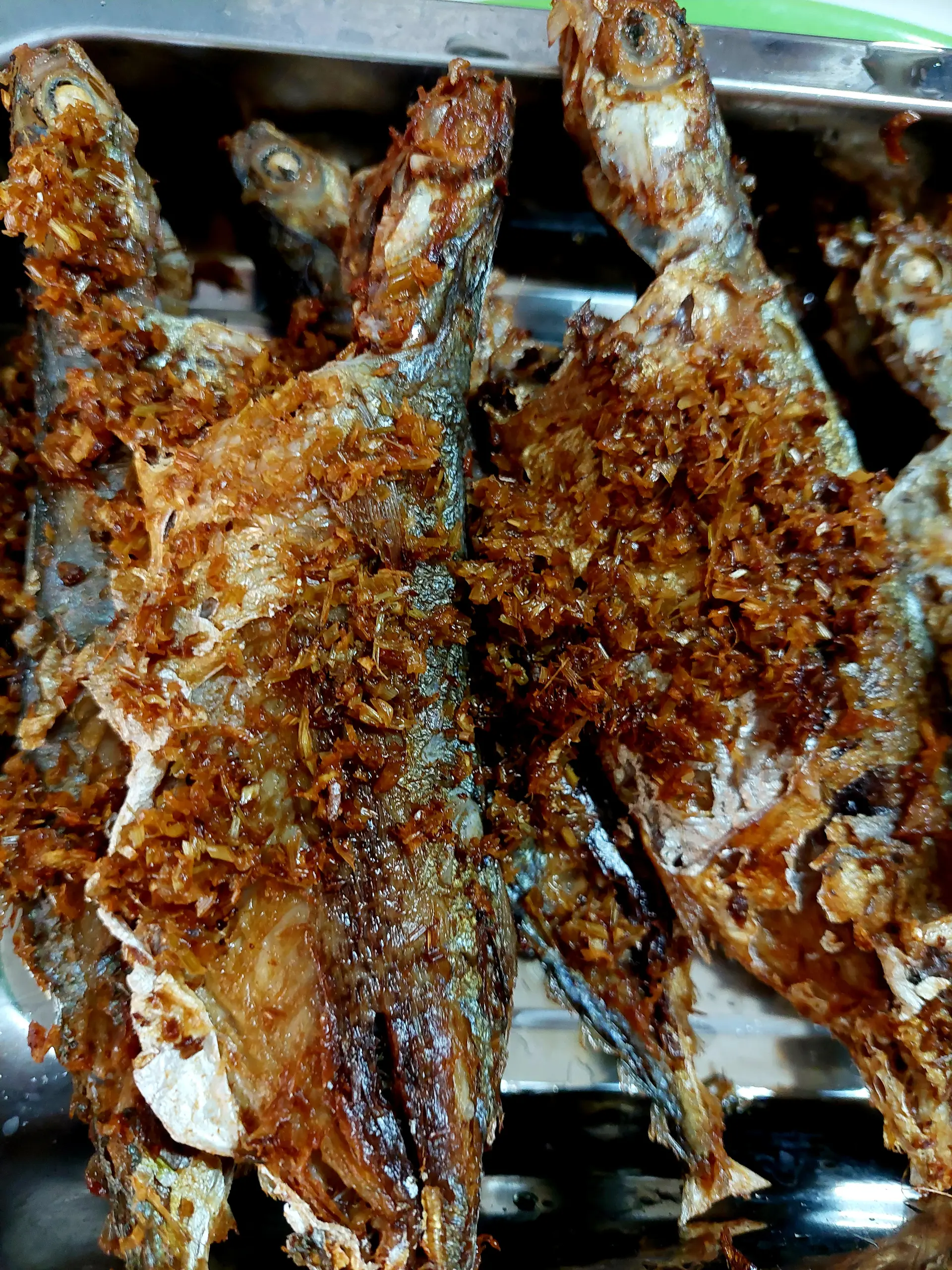 Hình ảnh cá biển muối sả chiên +canh