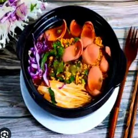Hình ảnh Mì cay xúc xích Đức