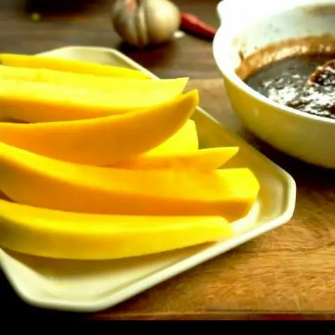 Hình ảnh Xoài Chấm Mắm Ruốc 
