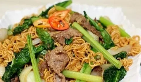 Hình ảnh Mì xào bò rau cải + trứng ốp la 