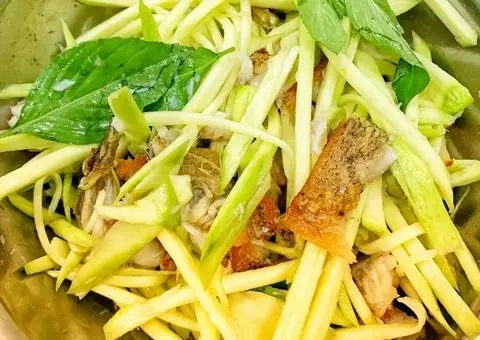 Hình ảnh gỏi xoài khô sặc 