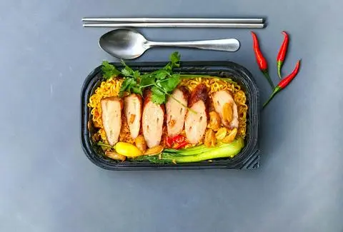 Hình ảnh Mì trộn nem nướng tỏi